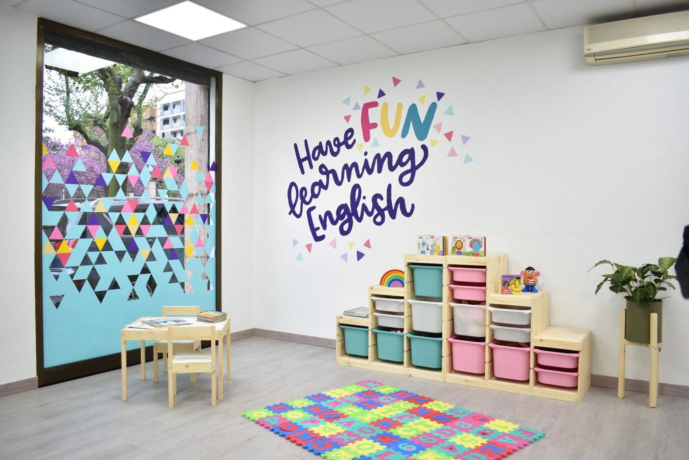 Aula amb el mural Have fun learning English